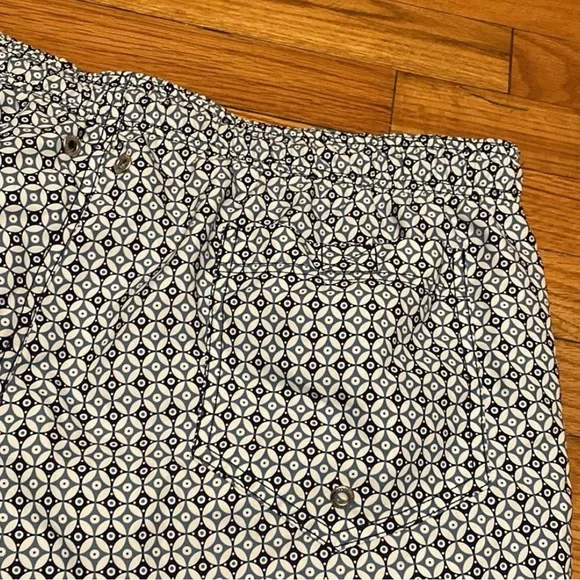 NWOT Lands End Men's Blacand White Swim Shorts - Picture 4 of 7